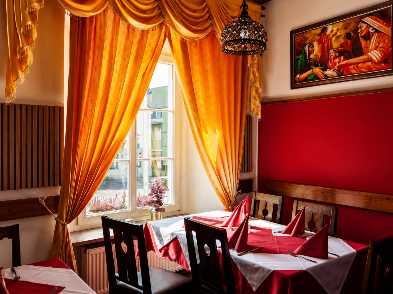Stimmungsvoller Innenraum des Bombay Restaurants mit indischer Dekoration