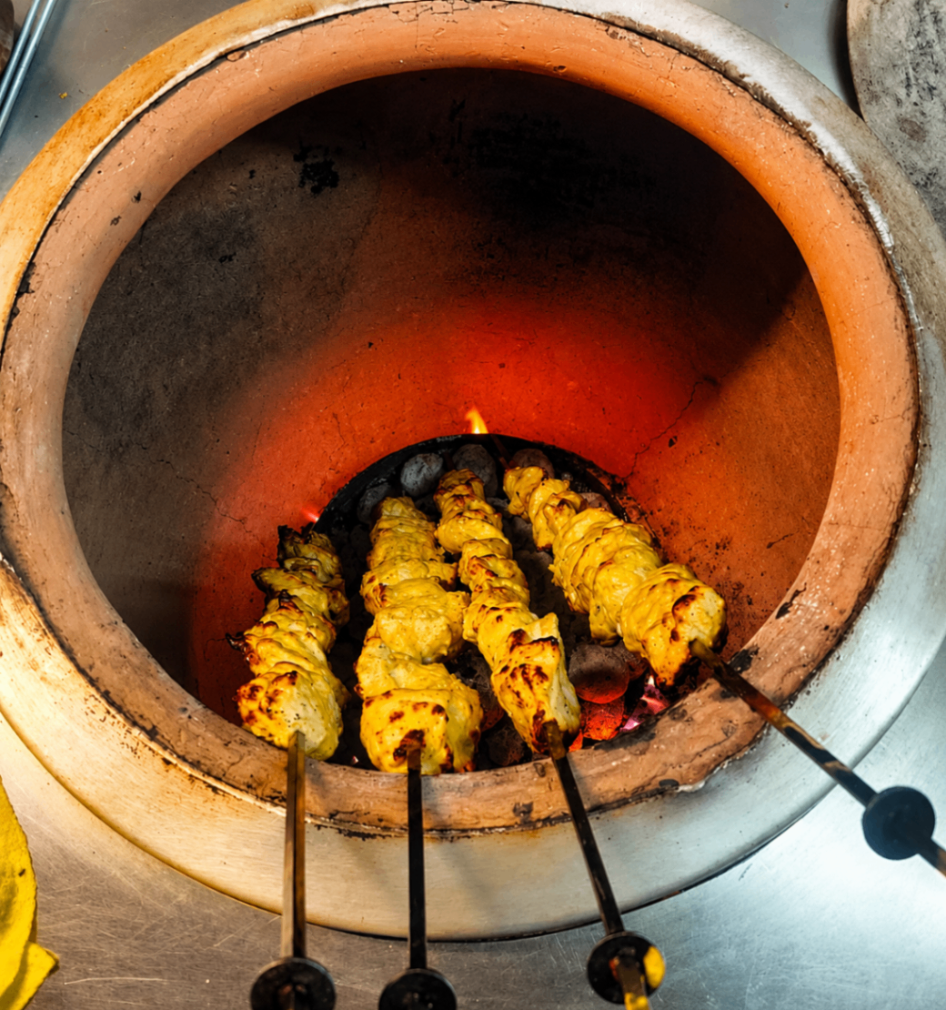 Traditioneller Tandoor Lehmofen mit glühender Holzkohle